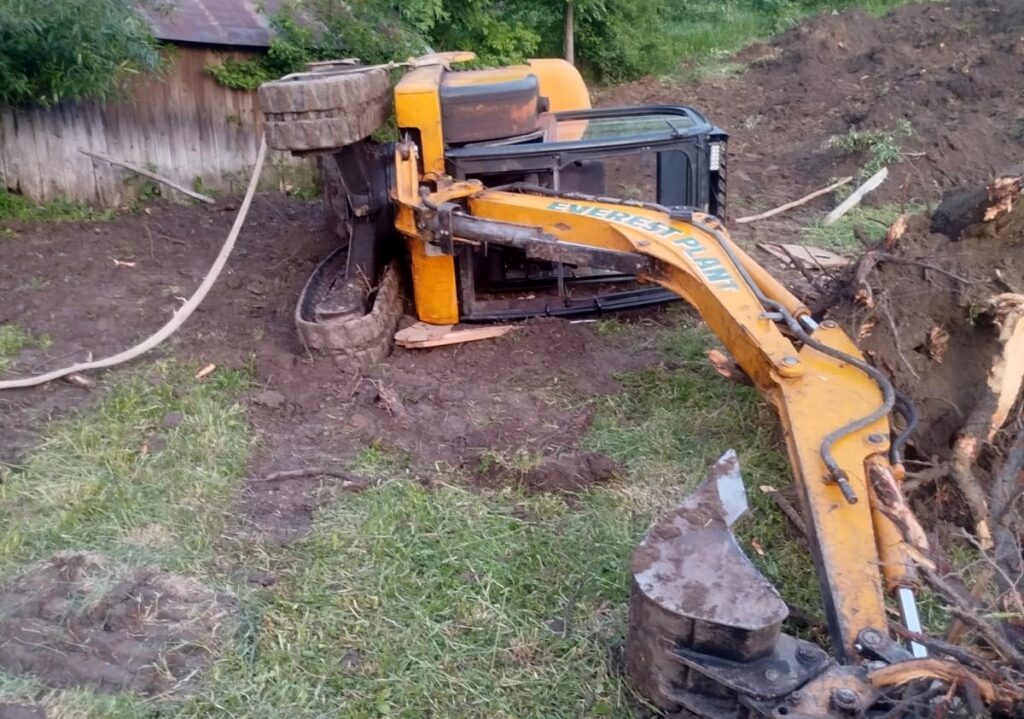 Bărbat rănit după ce s-a răsturnat cu excavatorul şi a fost prins sub cabină
