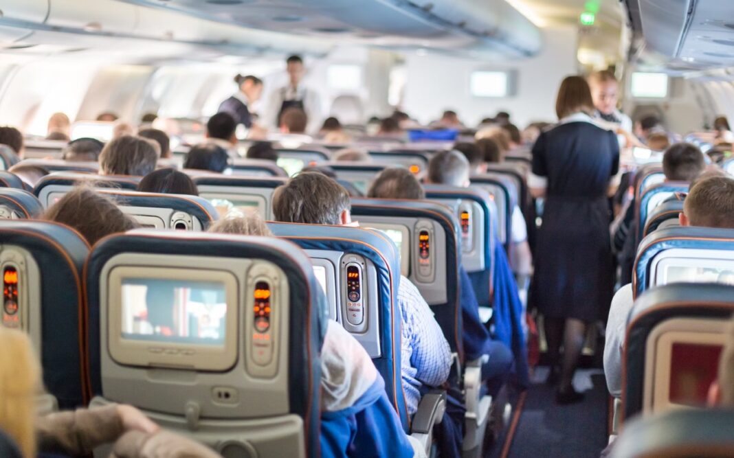 Amenzi pentru pasagerii care se ridică în picioare înainte ca avionul să se oprească complet la aterizare