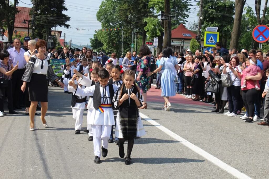 Festivalul Urcatul Oilor la Munte în Novaci Atrage Mii de Vizitatori Acest Weekend