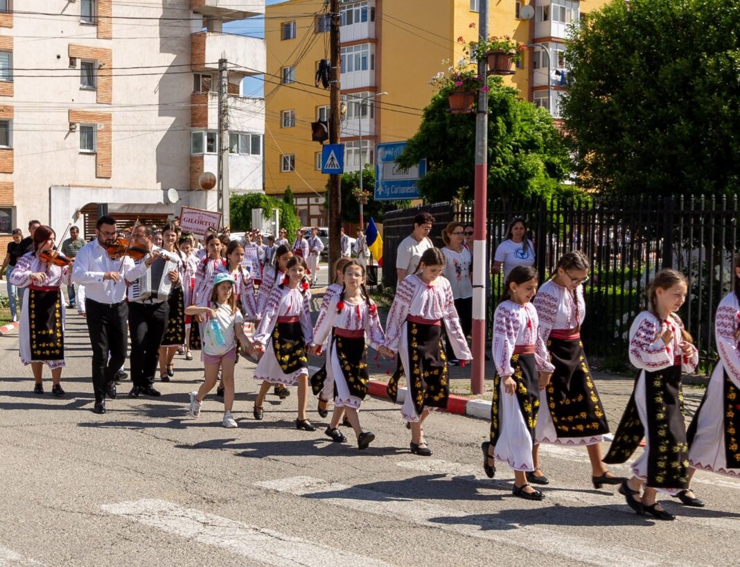 Țicleni devine, din nou, capitala tradițiilor românești – Ediția a VII-a a Festivalului „La Poalele Cetății”