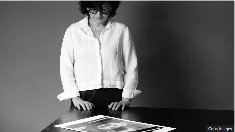 Realizatorul și activistul iranian Sepideh Farsi a realizat un documentar despre regretata fotograf palestinian Fatima Hassouna
