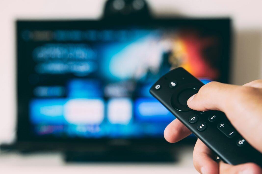 Setup-ul ideal de divertisment: cum să îți alegi televizorul, suportul potrivit și cablul HDMI perfect pentru o experiență completă