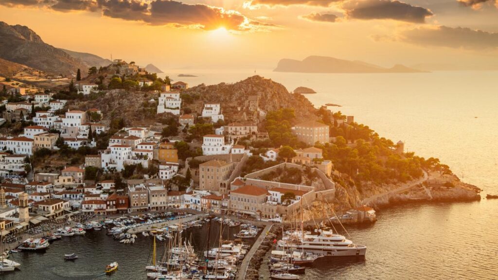 Ce insulă din Grecia depăşeşte Santorini și Mykonos în preferinţele turiştilor