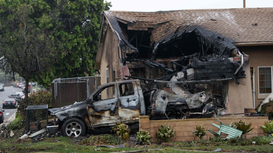 Mai mulți morți și răniți după ce un avion mic s-a prăbușit într-un cartier din San Diego