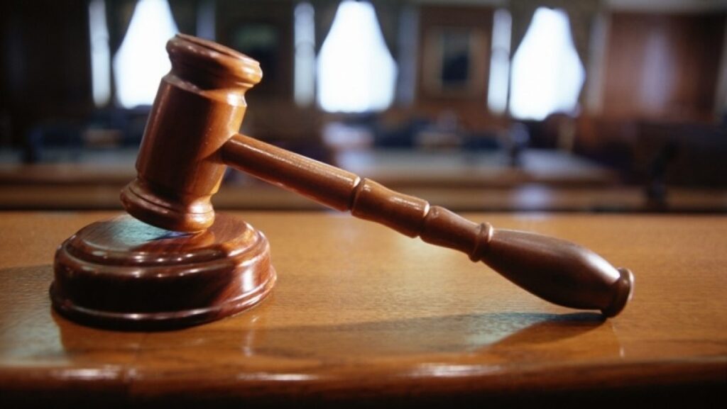 Bărbat trimis în judecată după ce și-a înjunghiat fratele în inimă pentru o moştenire