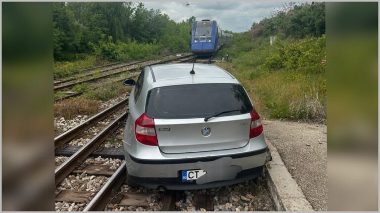 O șoferiță beată și-a parcat mașina pe calea ferată. Două trenuri au așteptat jumătate de oră să fie mutată