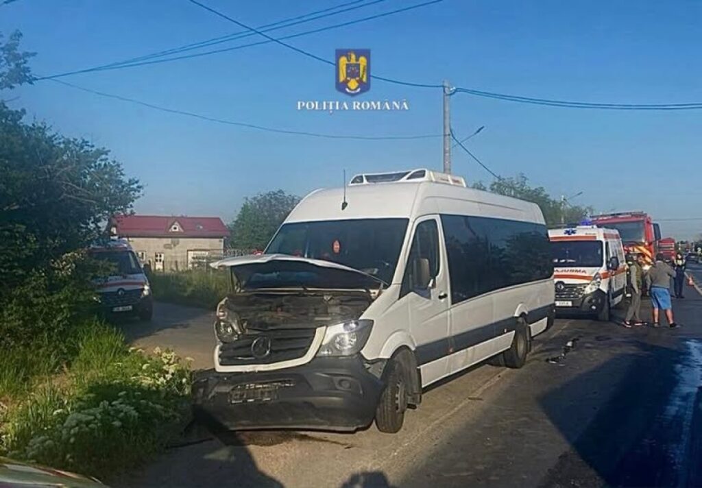 Accident grav între o mașină și un microbuz, în Dâmbovița