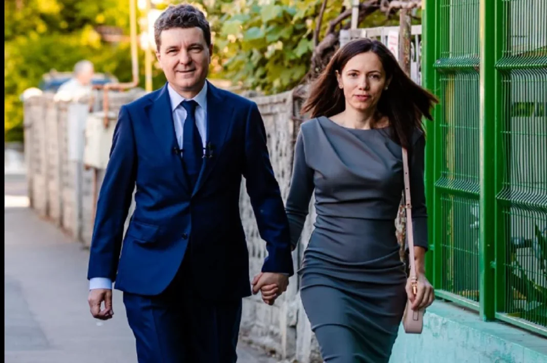 Partenera lui Nicușor Dan a arătat certificatele de botez ale copiilor: „Copiii sunt botezați, sunt creștini ortodocși, dar nu am făcut din asta marketing sau publicitate