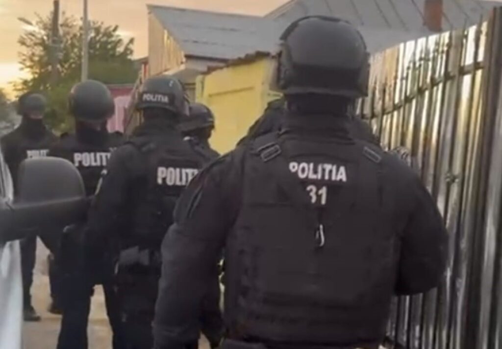 Craiovean de 19 ani, suspectat că a furat 50.000 de euro din locuinţa unei femei