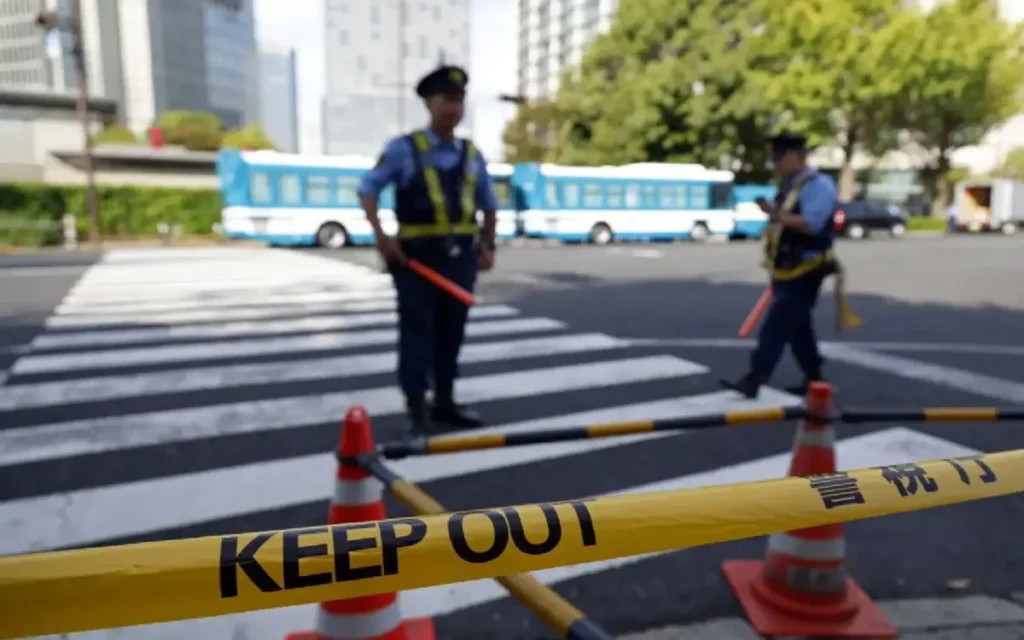 Angajați ai unei școli din Japonia, răniți de doi bărbați care au intrat într-o clasă spărgând geamurile