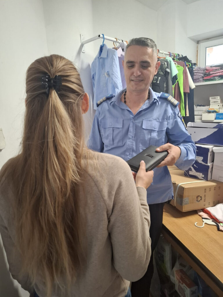 Portofel cu bani și acte, uitat într-un magazin din Târgu Jiu, recuperat și returnat de un jandarm