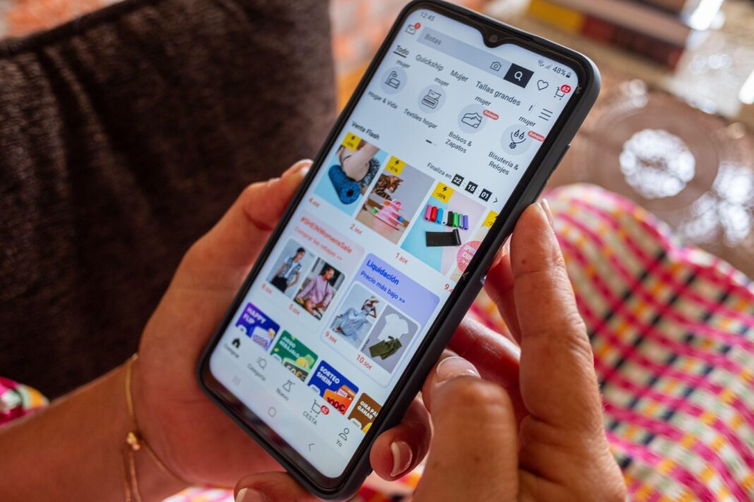 UE a transmis un avertisment retailerului de modă Shein, cerându-i să respecte legislaţia