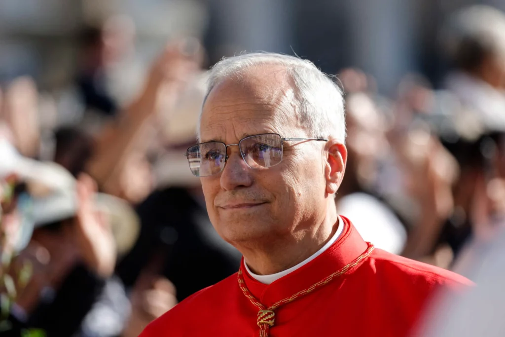 Fum alb la Vatican. A fost ales noul papă. Este american