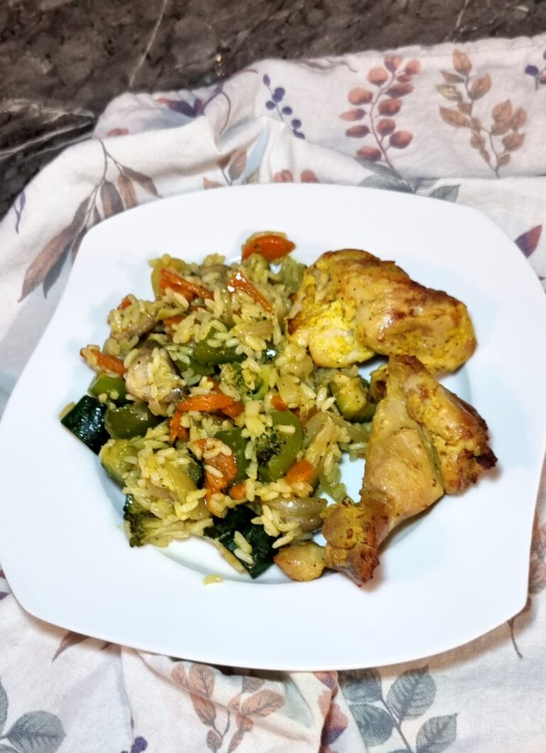 Pui oriental cu orez și legume – rețetă delicioasă și ușor de preparat
