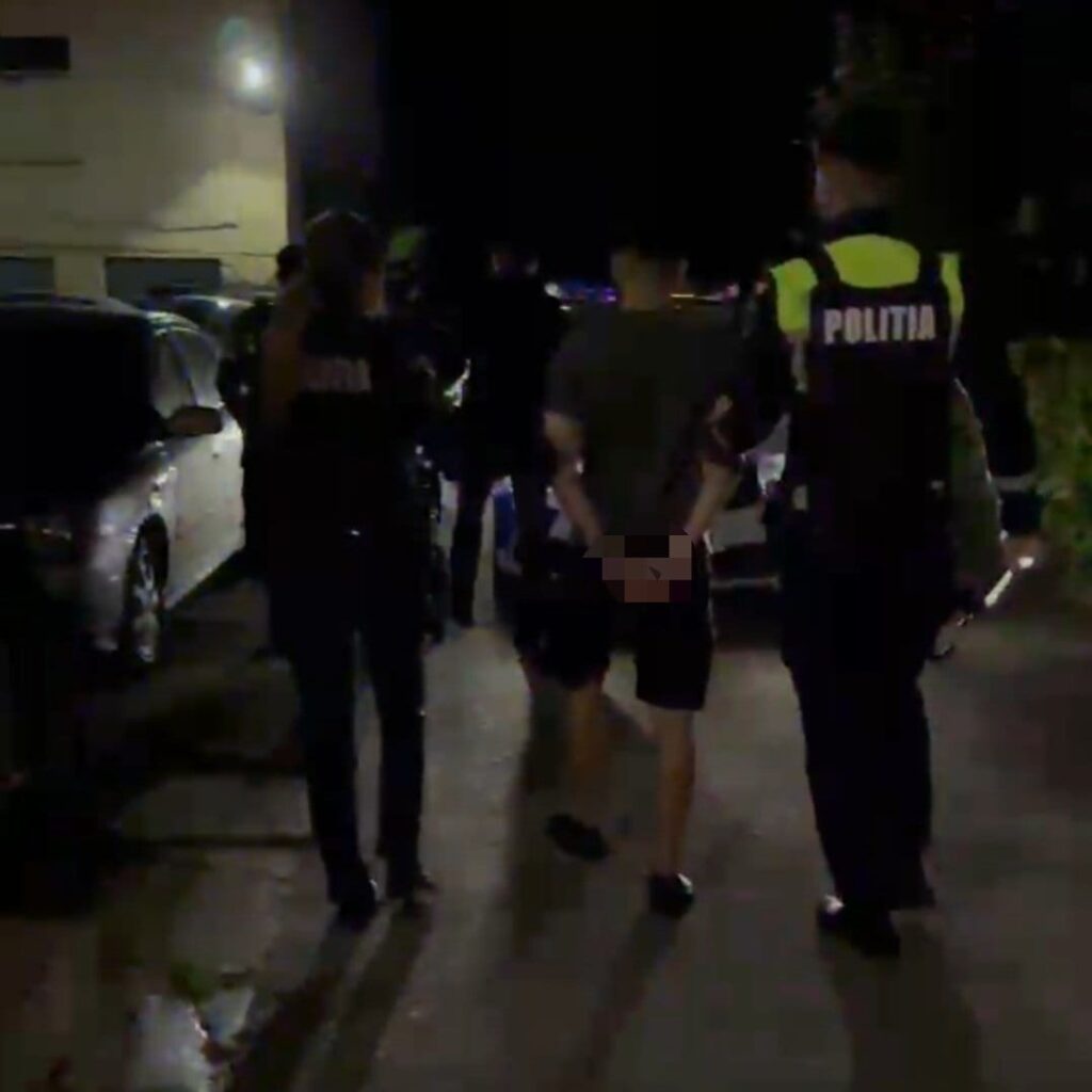  Doi Tineri Reținuți de Poliție