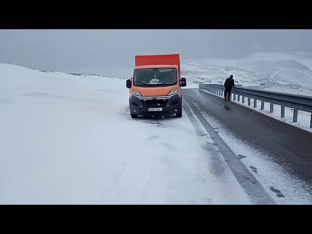 (VIDEO) Gorj: Zăpadă pe Transalpina. Lucrările de redeschidere suspendate temporar
