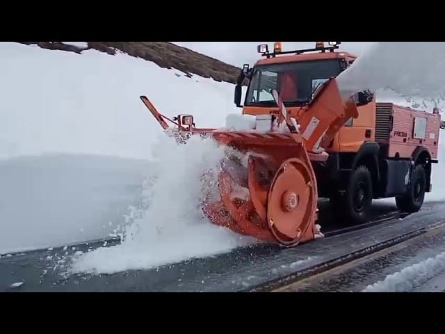 (VIDEO) Deszăpezire pe DN 67C, Transalpina