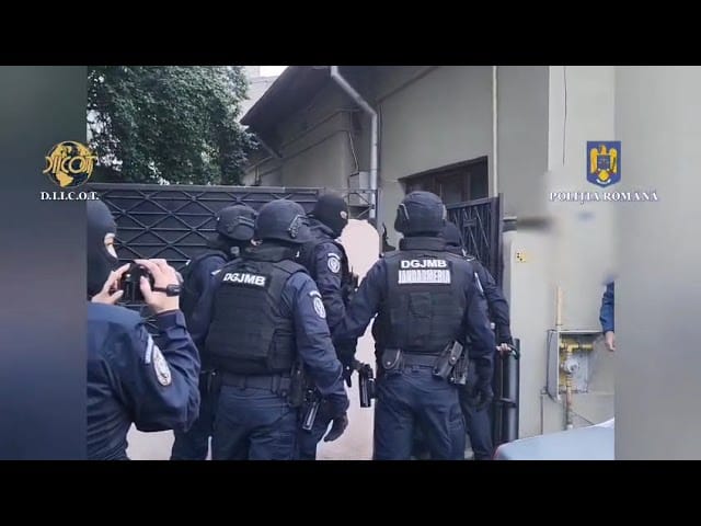 (VIDEO) Rețea de traficanți români, destructurată la cererea SUA: victime obligate să cerșească