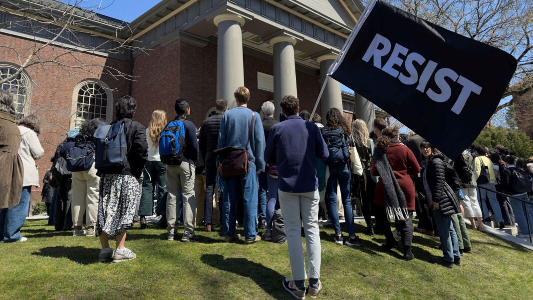 Mai multe țări din lume vor să-i atragă pe studenții goniți de Donald Trump de la Harvard