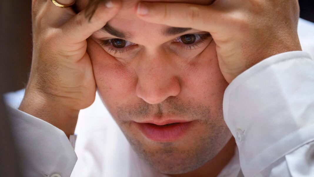 Un mare maestru de șah joacă singur împotriva a 140.000 de oameni. Campionul știe deja cum se va termina totul