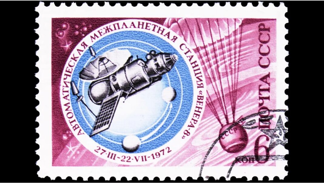 Un timbru poștal comemorativ tipărit în Rusia arată nava spațială Venera 8, inclusiv o ilustrație pe fundalul sondei de coborâre care parașuta la suprafața planetei. O sondă dublă care a rămas blocată pe orbita Pământului de mai bine de 50 de ani urmează să cadă pe Pământ la mijlocul lunii mai