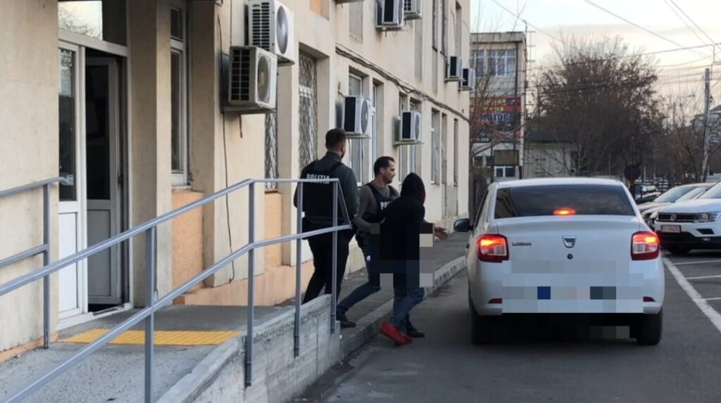 Oltean acuzat că a şantajat o minoră de 16 ani, în arest preventiv