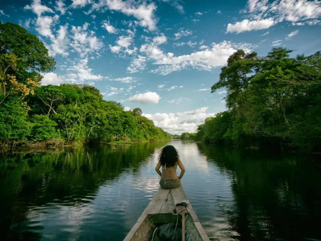 Trib Amazonian Acuză New York Times de Denigrare după Reportajul despre Dependenta de Pornografie Indusă de Internet