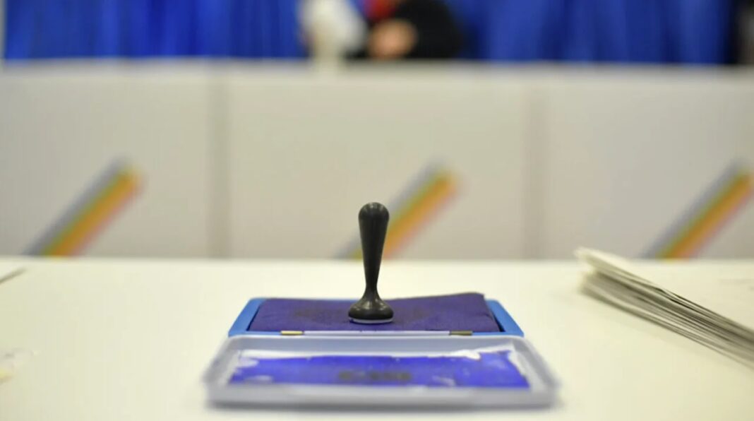 Aproape 18 milioane de români, aşteptaţi în 18.979 de secţii de votare pentru a-şi alege preşedintele (FOTO: Mediafax)