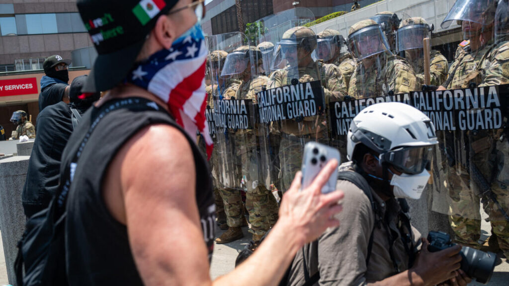 (VIDEO) Poliția a ordonat protestatarilor să părăsească centrul orașului Los Angeles