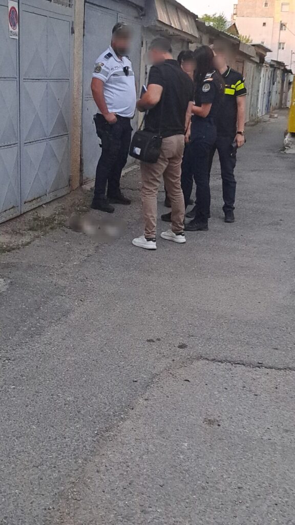 Un tânăr a aruncat câinele iubitei de la etajul 4, după o ceartă cu aceasta