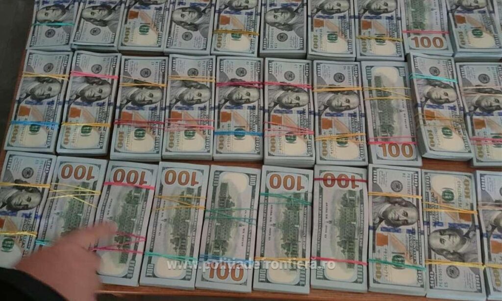 (VIDEO) Soț și soție, descoperiți cu 1.400.000 de dolari ascunși pe corp