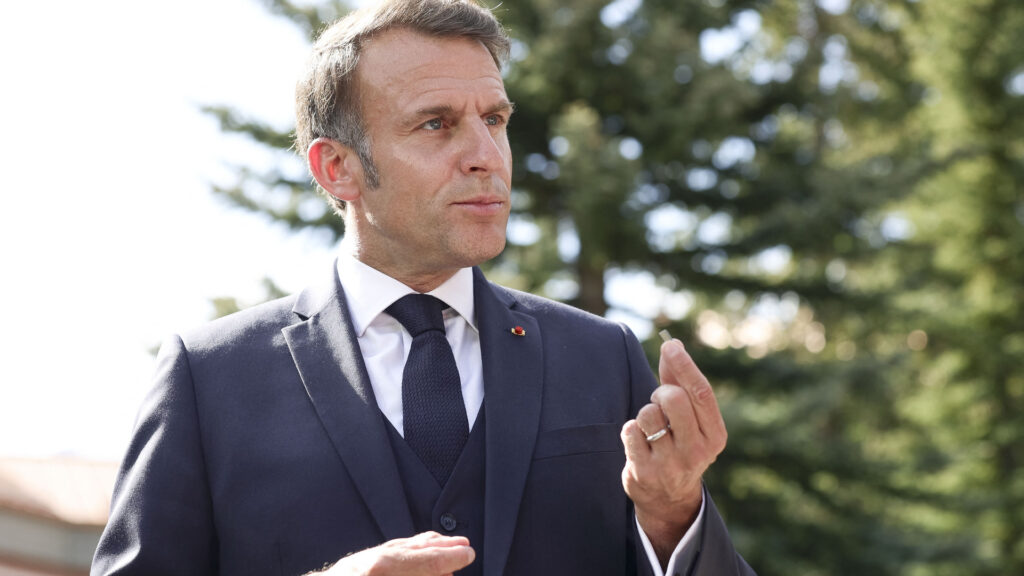 Macron îndeamnă la încetarea atacurilor împotriva civililor și avertizează împotriva schimbării regimului din Iran