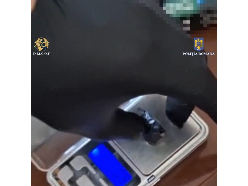 (VIDEO) Craioveni reținuți pentru trafic de droguri de mare risc