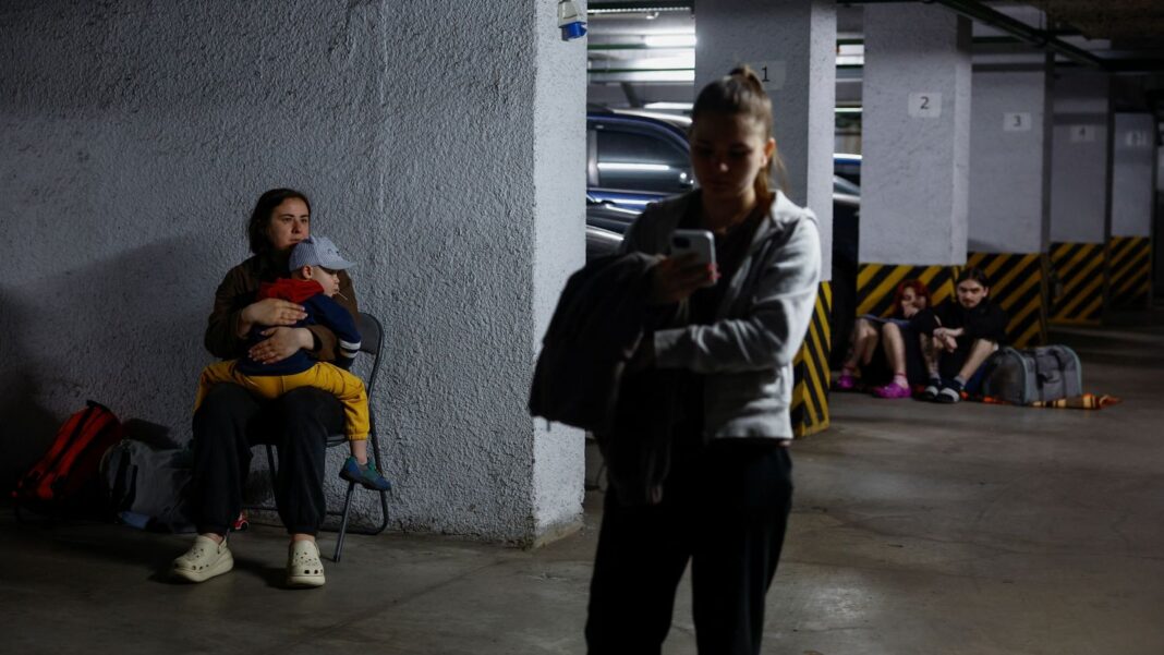 2025-06-06t005449z-90024565-rc2owea9v6o3-rtrmadp-3-ukraine-crisis-attack-kyiv-1 Locuitorii se adăpostesc într-o parcare subterană în timpul atacurilor cu drone și rachete rusești, pe fondul atacului Rusiei asupra Ucrainei, la Kiev, Ucraina, 6 iunie 2025 (Valentin Ogirenko/Reuters)