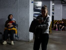 Locuitorii se adăpostesc într-o parcare subterană în timpul atacurilor cu drone și rachete rusești, pe fondul atacului Rusiei asupra Ucrainei, la Kiev, Ucraina, 6 iunie 2025 (Valentin Ogirenko/Reuters)