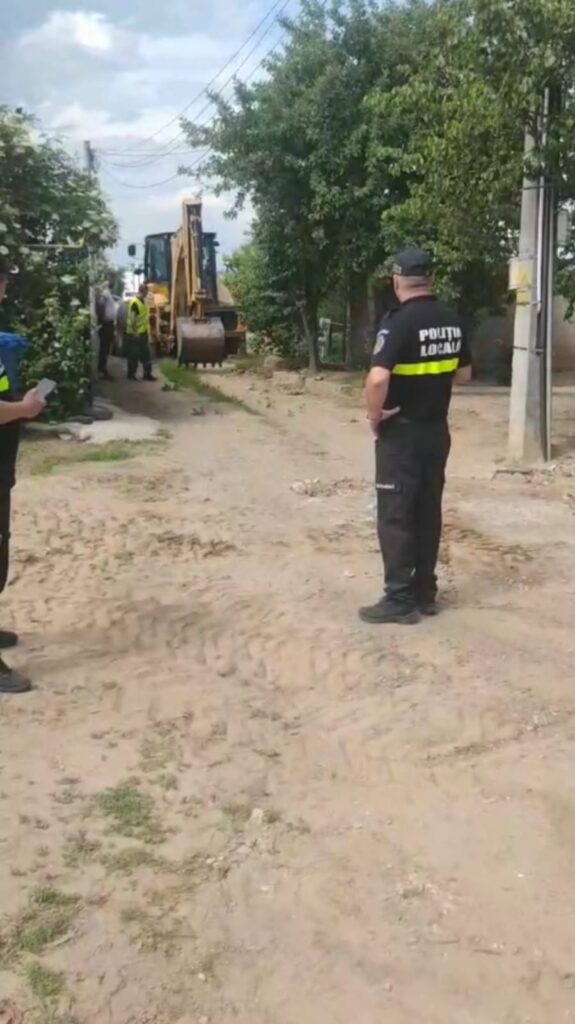 Primăria Dărâmă Gardurile Ridicate Ilegal pe Strada Stejarului