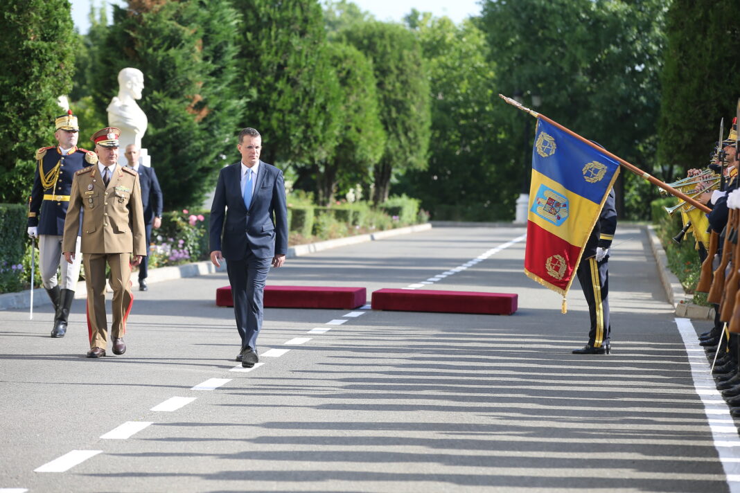 Înainte de plecarea la Haga, ministrul apărării și-a preluat mandatul