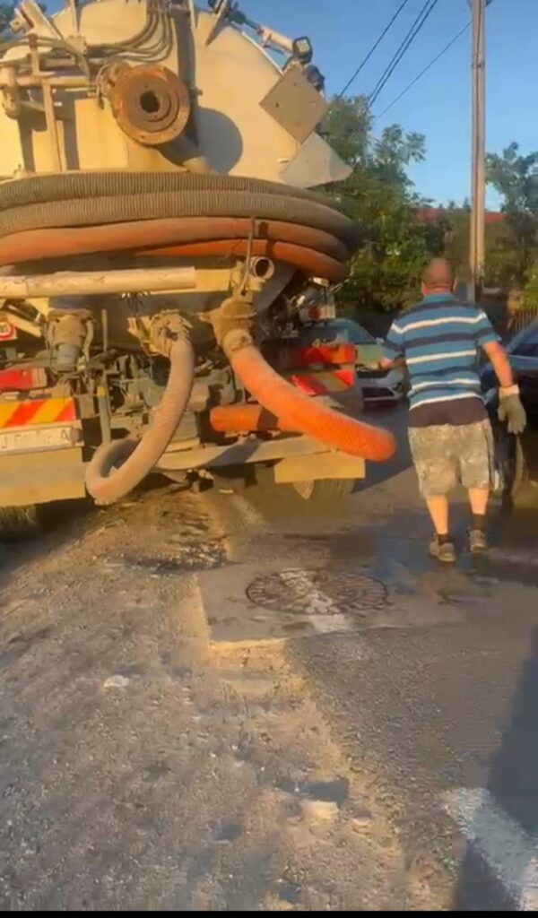 Șofer de vidanjă prins golind deșeuri în canalizarea Craiovei