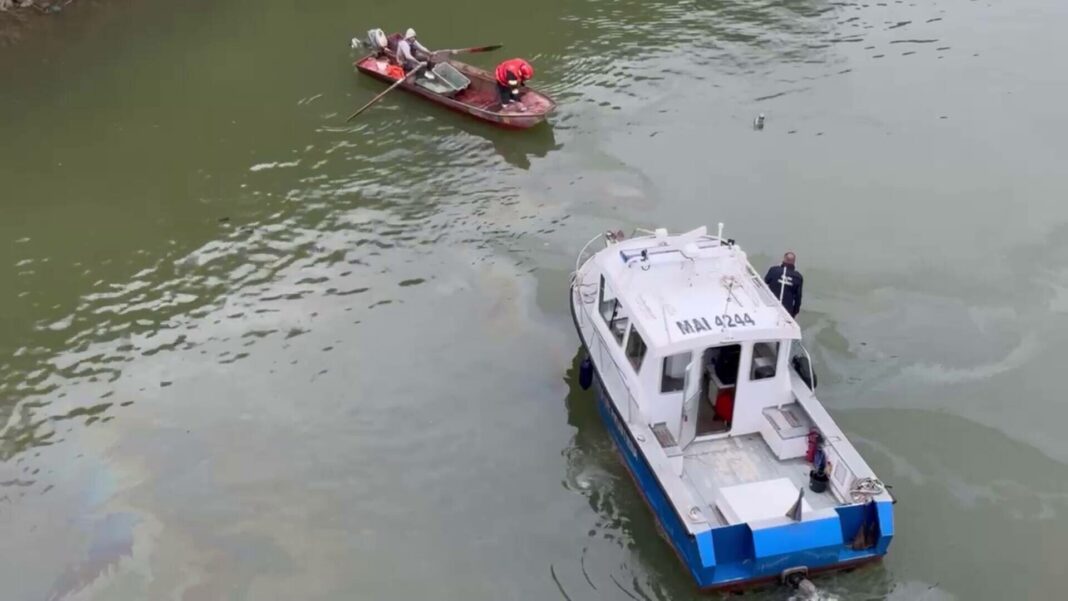 O barcă cu șapte persoane la bord a rămas blocată pe Dunăre. Intervenție dificilă a pompierilor