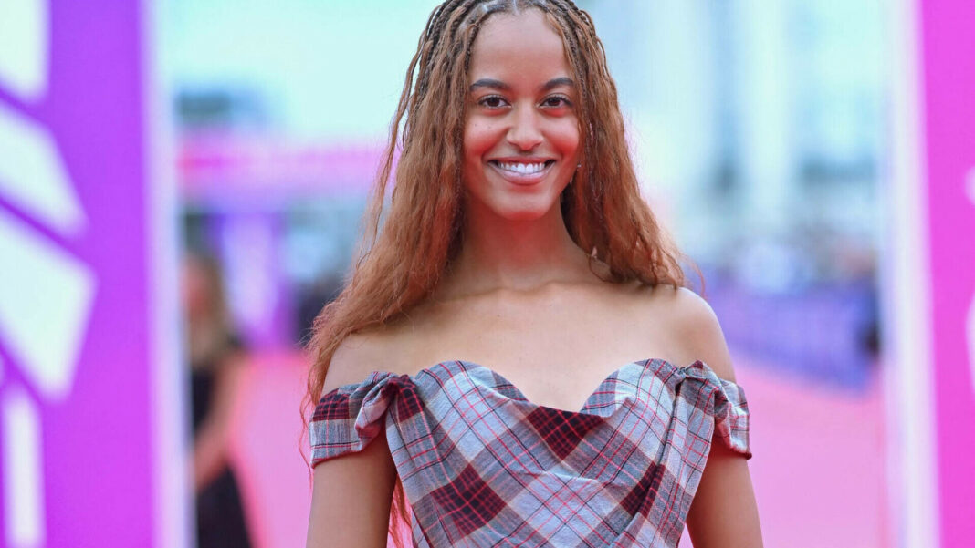 Fiica lui Michelle şi Barack Obama, Malia, renunţă la numele de familie