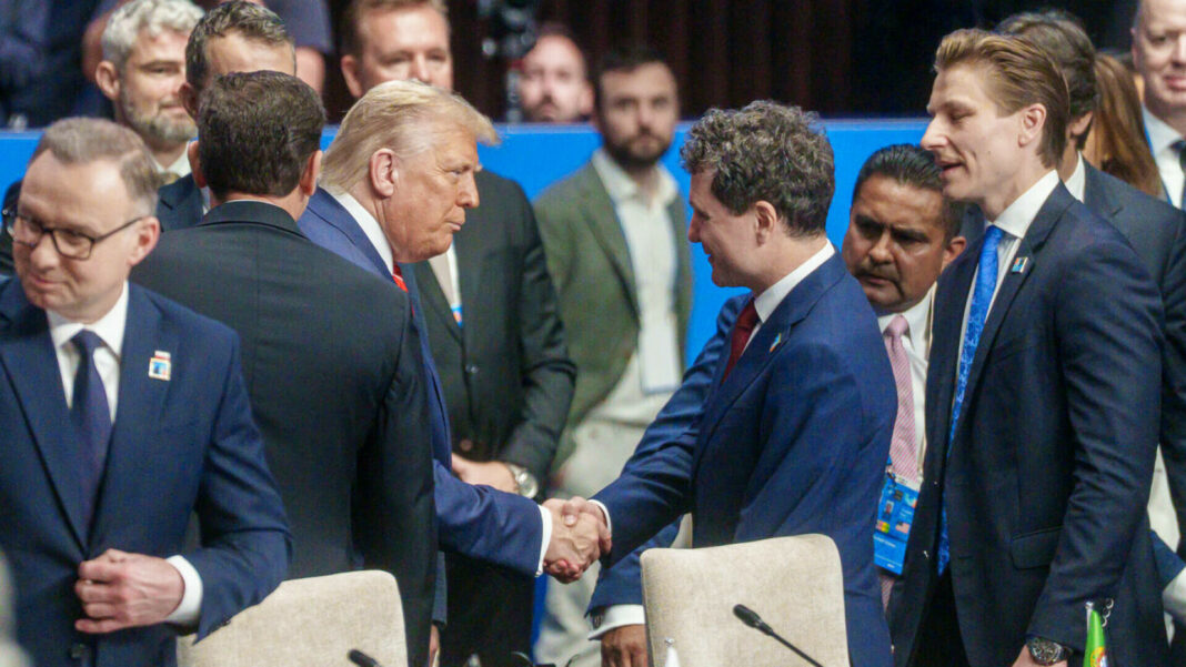 Nicușor Dan și Donald Trump, față în față la summitul NATO de la Haga. Cei doi şi-au strâns mâna