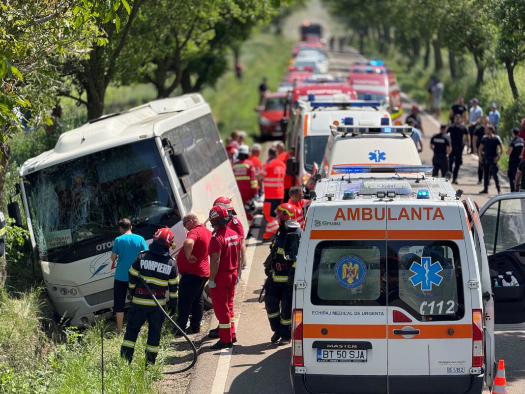 Autocar răsturnat pe DN 29. A fost activat Planul Roșu de Intervenție