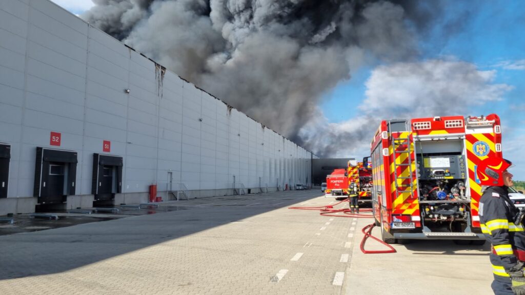 Incendiu violent în parcul industrial de pe Autostrada A1. Pompierii acţionează de 15 ore