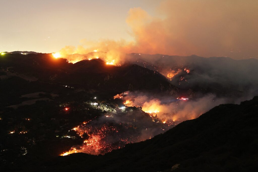 Incendiile de vegetație continuă să se extindă în Canada