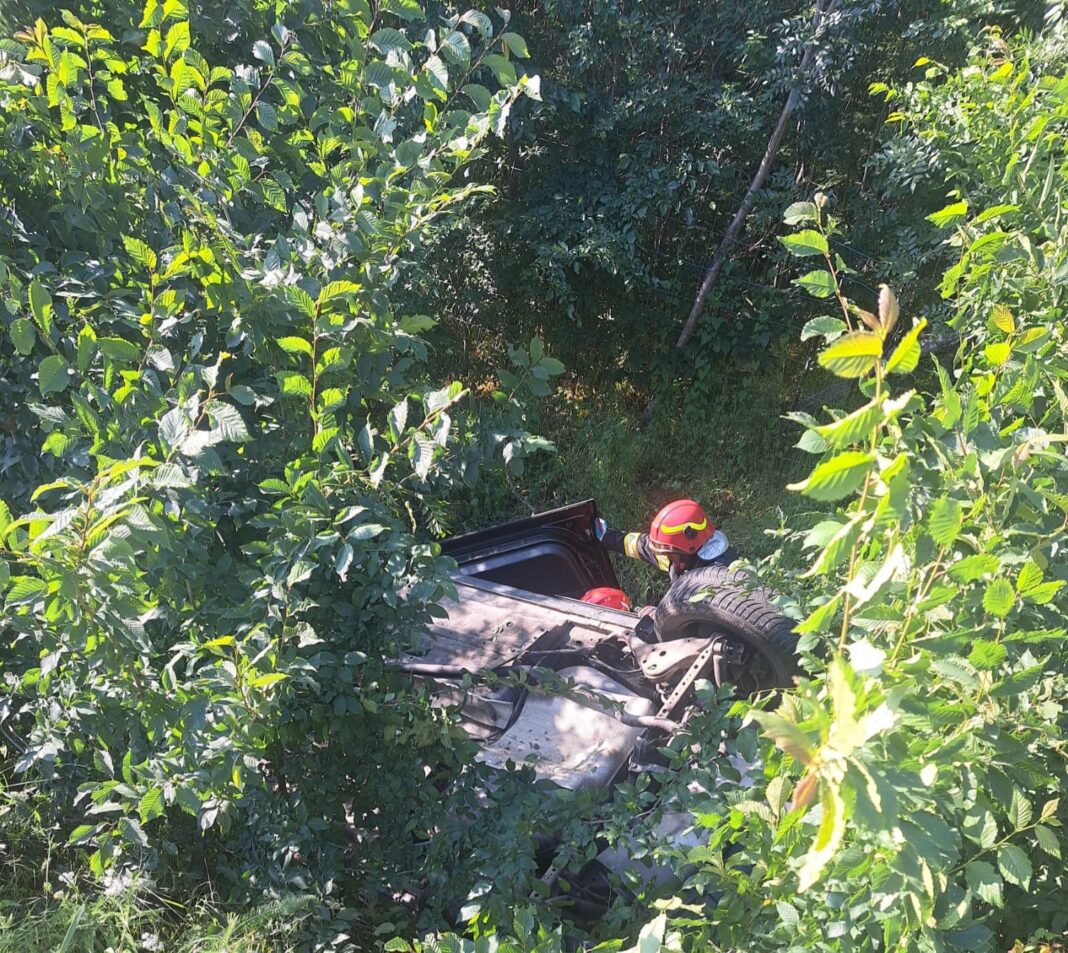 Mehedinţi: Autoturism răsturnat pe DN 6, în comuna Argineşti