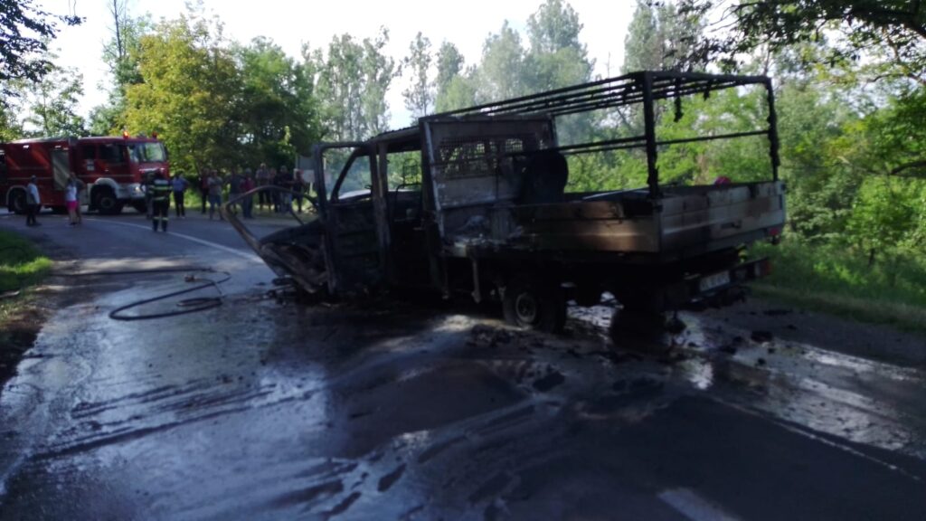  Motociclist rănit și autoutilitară în flăcări pe DN 65 C