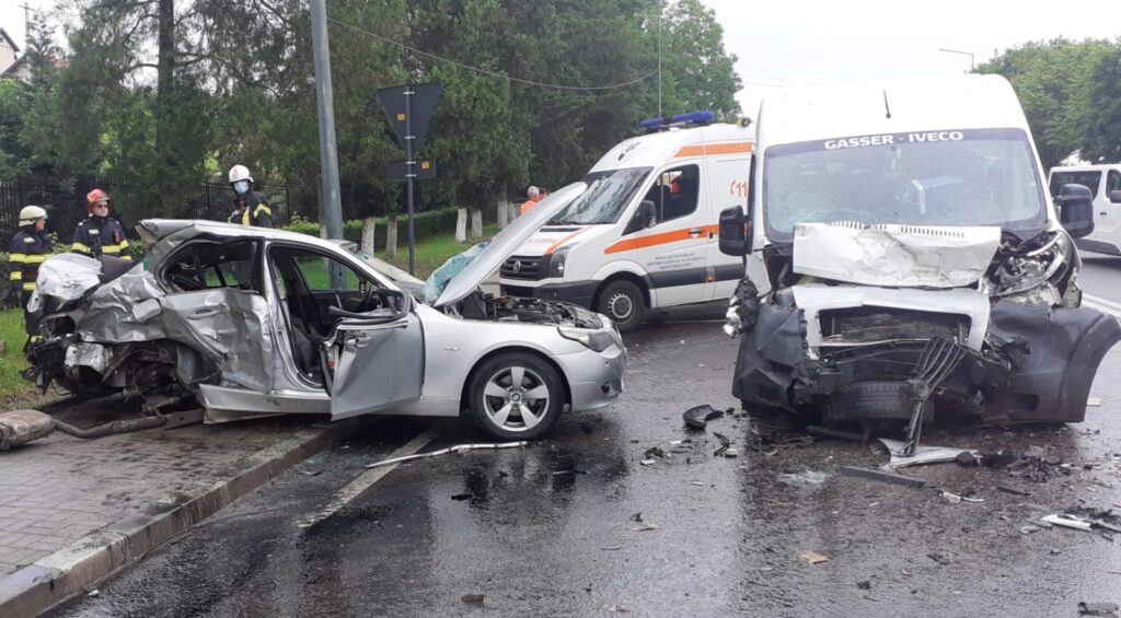 Accident rutier în Râmnicu Vâlcea. 4 victime, o persoană încarcerată