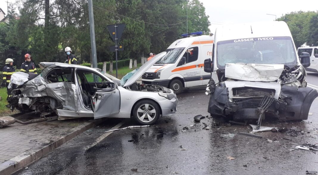 Coliziune între două autovehicule. O persoană, încarcerată; trei persoane, rănite