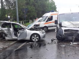 Coliziune între două autovehicule. O persoană, încarcerată; trei persoane, rănite