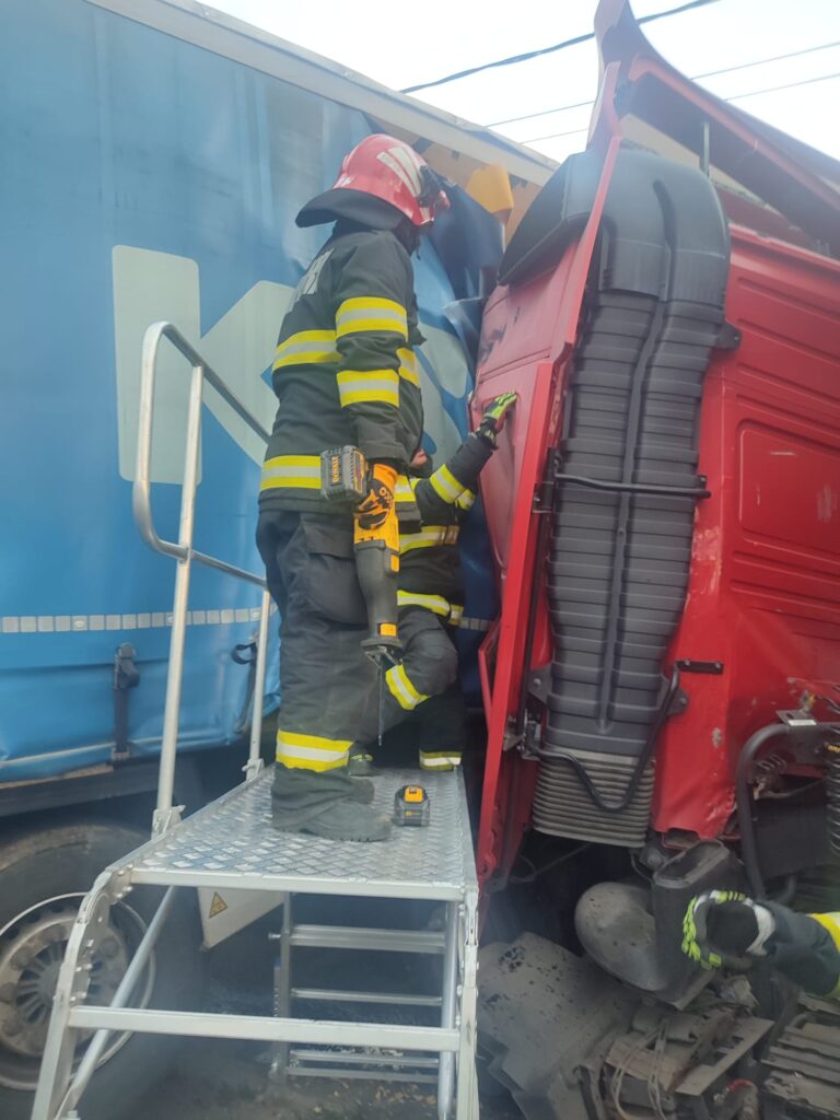 Accident grav pe DN7, în Călimănești-Seaca: O persoană încarcerată, trei victime în total